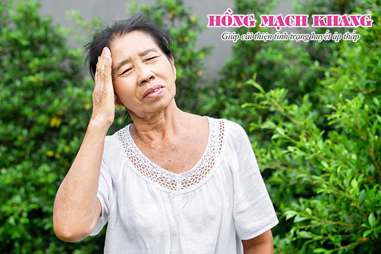  Chóng mặt, đau đầu là dấu hiệu của bệnh huyết áp thấp ở người già